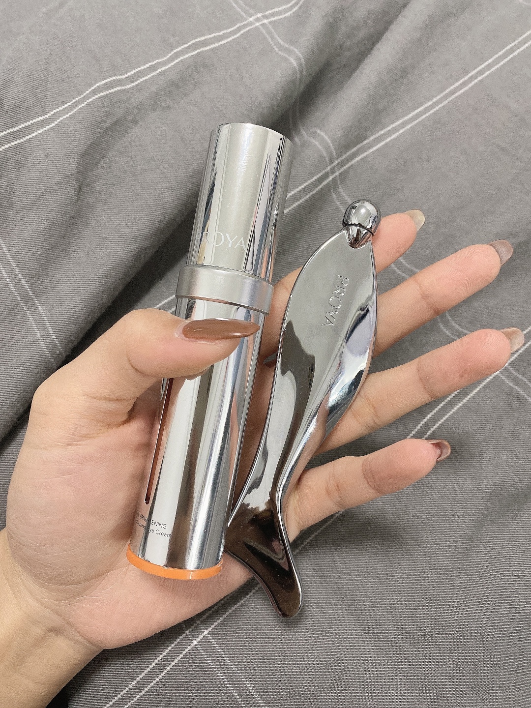 眼霜—Kerrykerry宝贝收到了，刚用肌肤嘟噜嘟噜的喝水，用完之后脸明显变白了，很喜欢